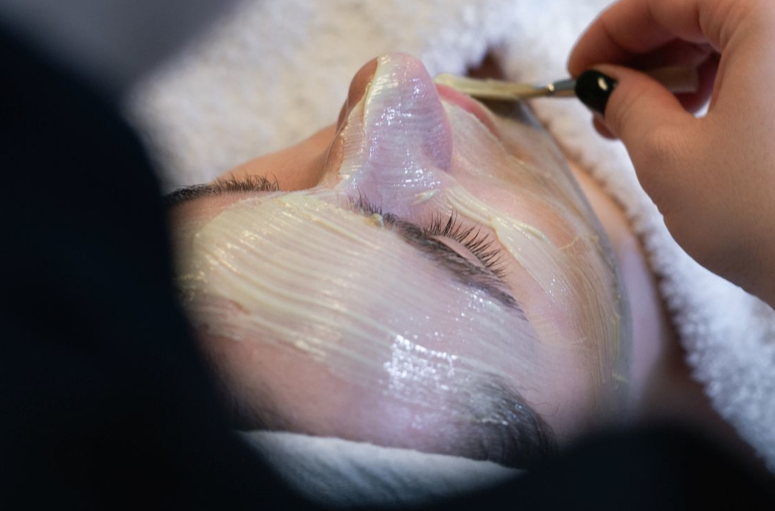 sortiment bepure mit maskenschale, pinsel, körperöl und baumwoll reinigungstuch